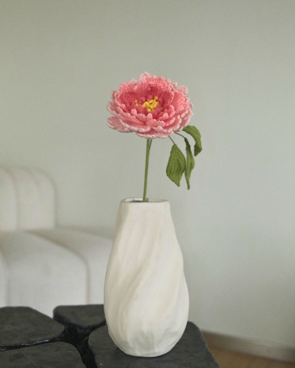 Untitled Flowers — Grosse Pfingstrose, rosa, handgehäkelt, in der Vase