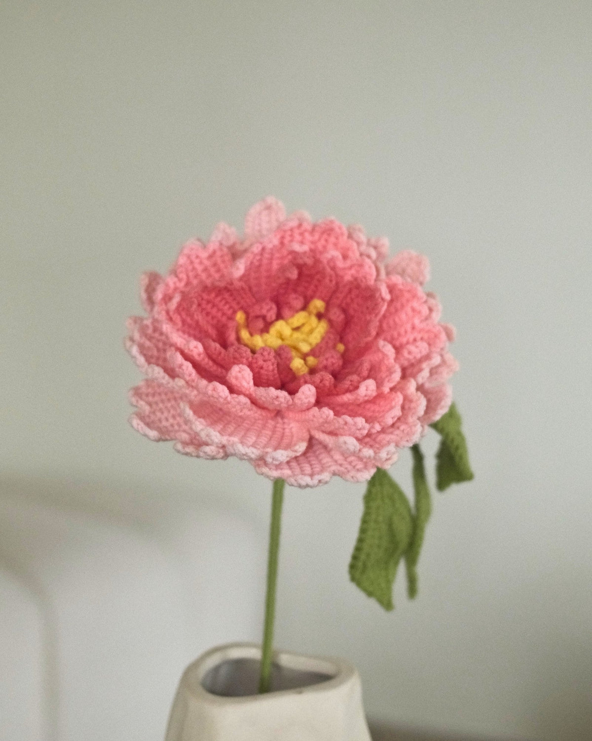 Untitled Flowers — Grosse Pfingstrose, rosa, handgehäkelt, Detail