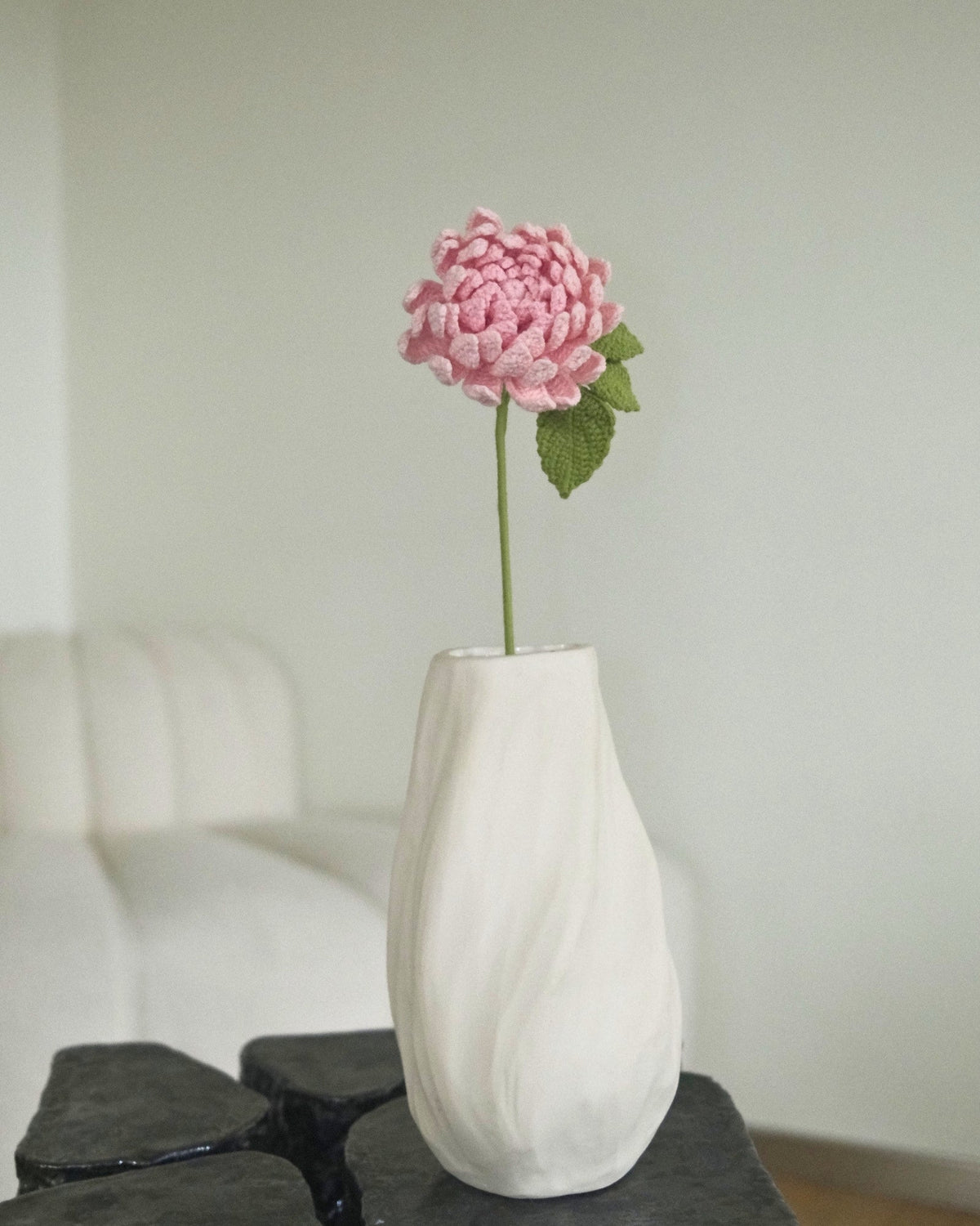 Untitled Flowers — Dahlie, rosa, handgehäkelt, in der Vase