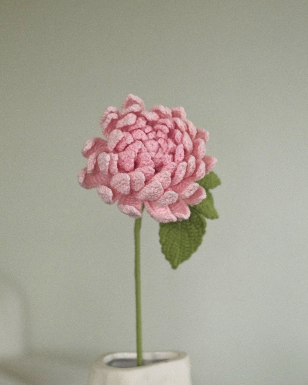 Untitled Flowers — Dahlie, rosa, handgehäkelt, Detail