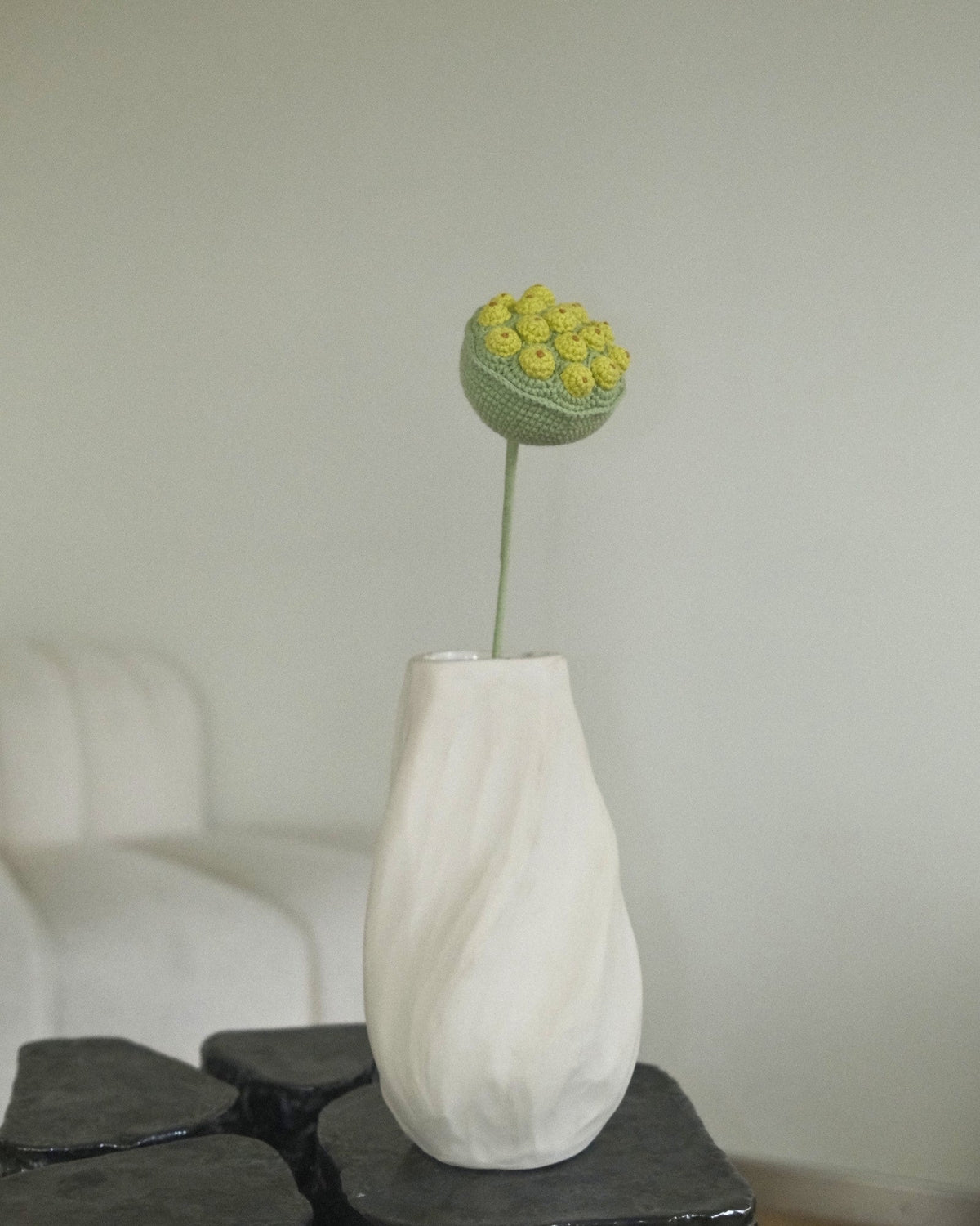 Untitled Flowers — Lotuskapsel, handgehäkelt, in der Vase